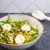 Salade met lauwwarme geitenkaas, walnoten en honing-mosterddressing | Foodaholic.nl