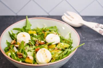 Salade met lauwwarme geitenkaas, walnoten en honing-mosterddressing | Foodaholic.nl