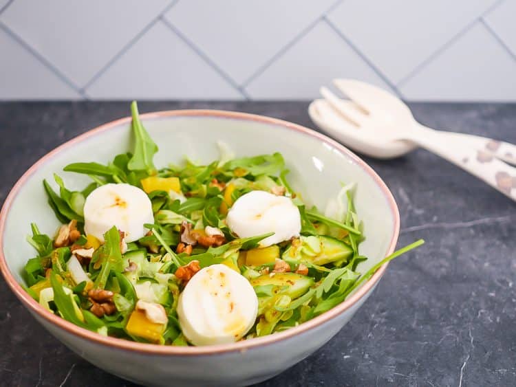 Salade met lauwwarme geitenkaas, walnoten en honing-mosterddressing | Foodaholic.nl