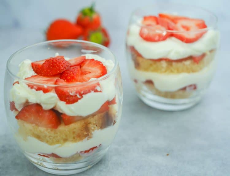 Torentje van aardbeien, cake & mascarpone | Foodaholic.nl