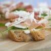 Crostini met parmaham, rucola en parmezaanse kaas | Foodaholic.nl