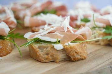 Crostini met parmaham, rucola en parmezaanse kaas | Foodaholic.nl