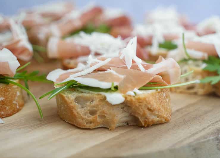 Crostini met parmaham, rucola en parmezaanse kaas | Foodaholic.nl