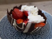 Zelfgemaakte chocolade bakjes met aardbeien en slagroom | Foodaholic.nl