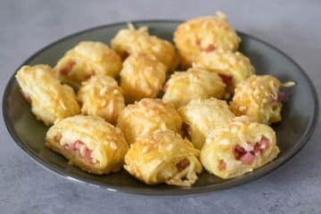 Bladerdeeg hapjes met ham en kaas | Foodaholic.nl