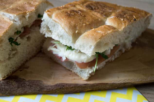 Turks brood met prosciutto crudo, mozzarella en rucola | Foodaholic.nl