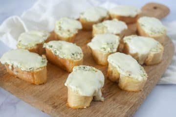 Knoflookbroodjes met mozzarella