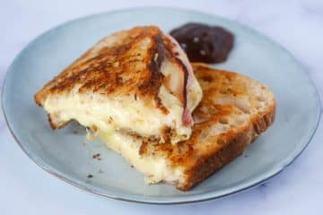 Tosti met kruidenboter, ham en kaas | Foodaholic.nl