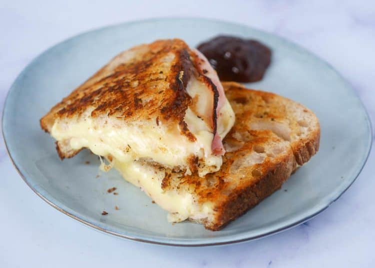 Tosti met kruidenboter, ham en kaas | Foodaholic.nl