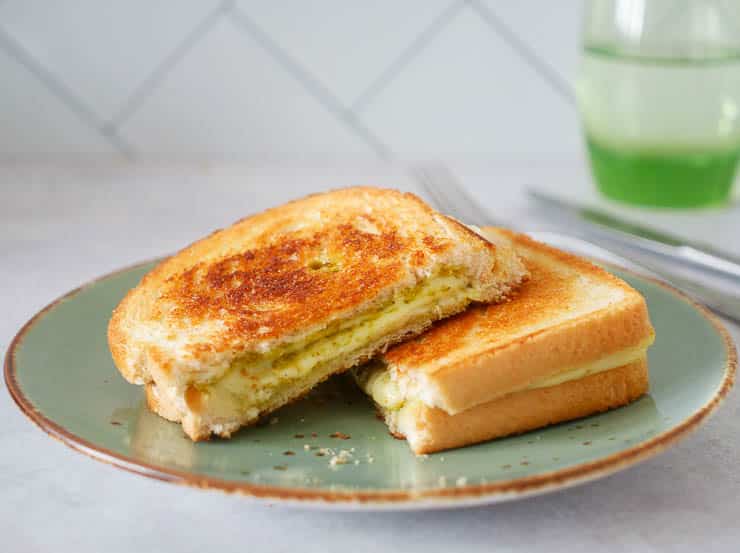 Tosti pesto en kaas | Foodaholic.nl