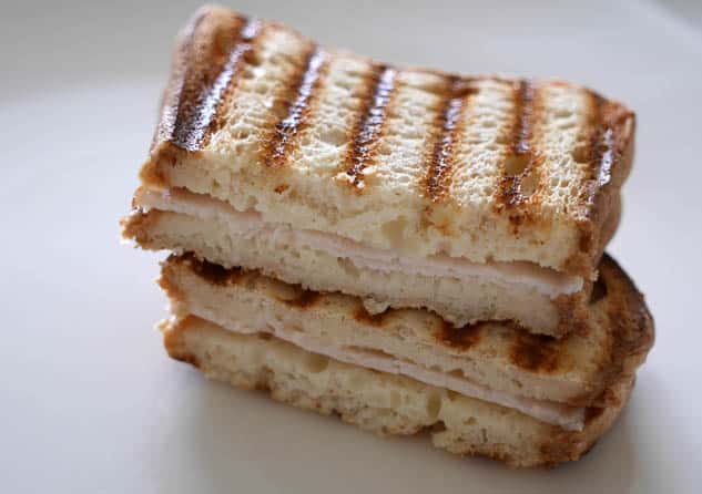 Tosti met smeerkaas en kipfilet | Foodaholic.nl