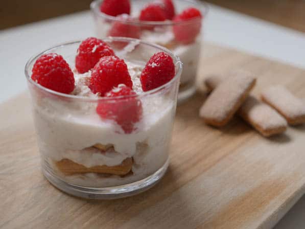 Toetje met frambozen, witte chocolade en lange vingers | Foodaholic.nl