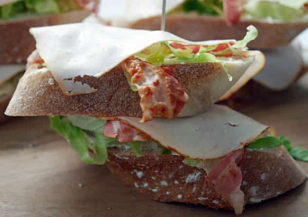 Stokbrood- sandwich met spek en kipfilet | Foodaholic.nl