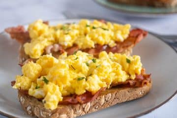 Toast met roerei en ontbijtspek | Foodaholic.nl