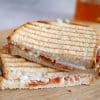 Tosti met geitenkaas en ontbijtspek | Foodaholic.nl