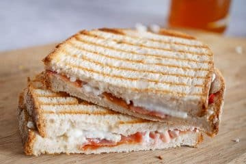 Tosti met geitenkaas en ontbijtspek | Foodaholic.nl