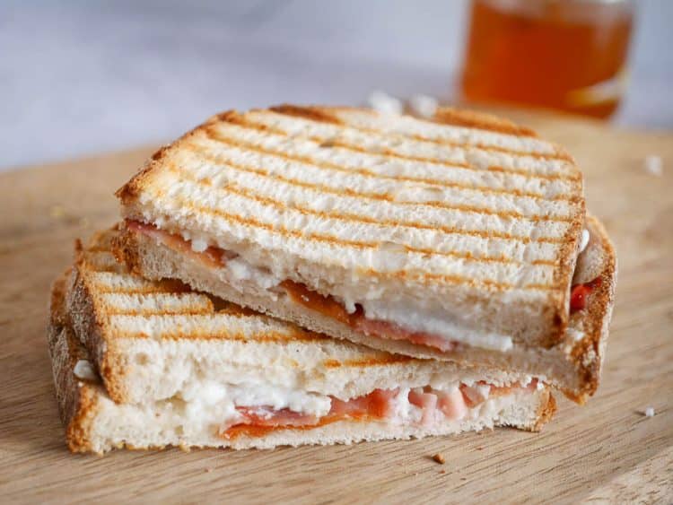 Tosti met geitenkaas en ontbijtspek | Foodaholic.nl