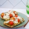 Mozzarella, tomaat en pesto broodje uit de oven | Foodaholic.nl