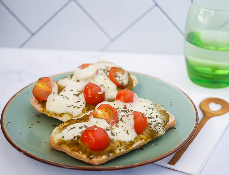 Mozzarella, tomaat en pesto broodje uit de oven | Foodaholic.nl