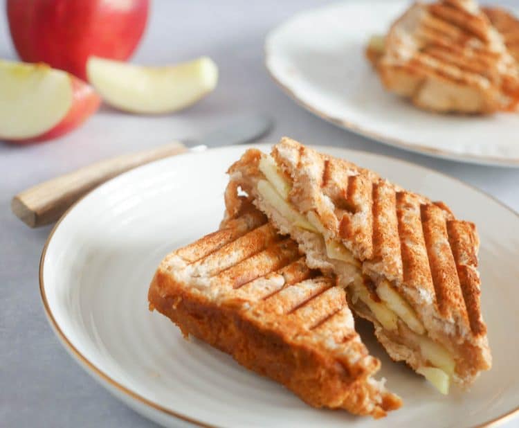 Tosti van suikerbrood met appel