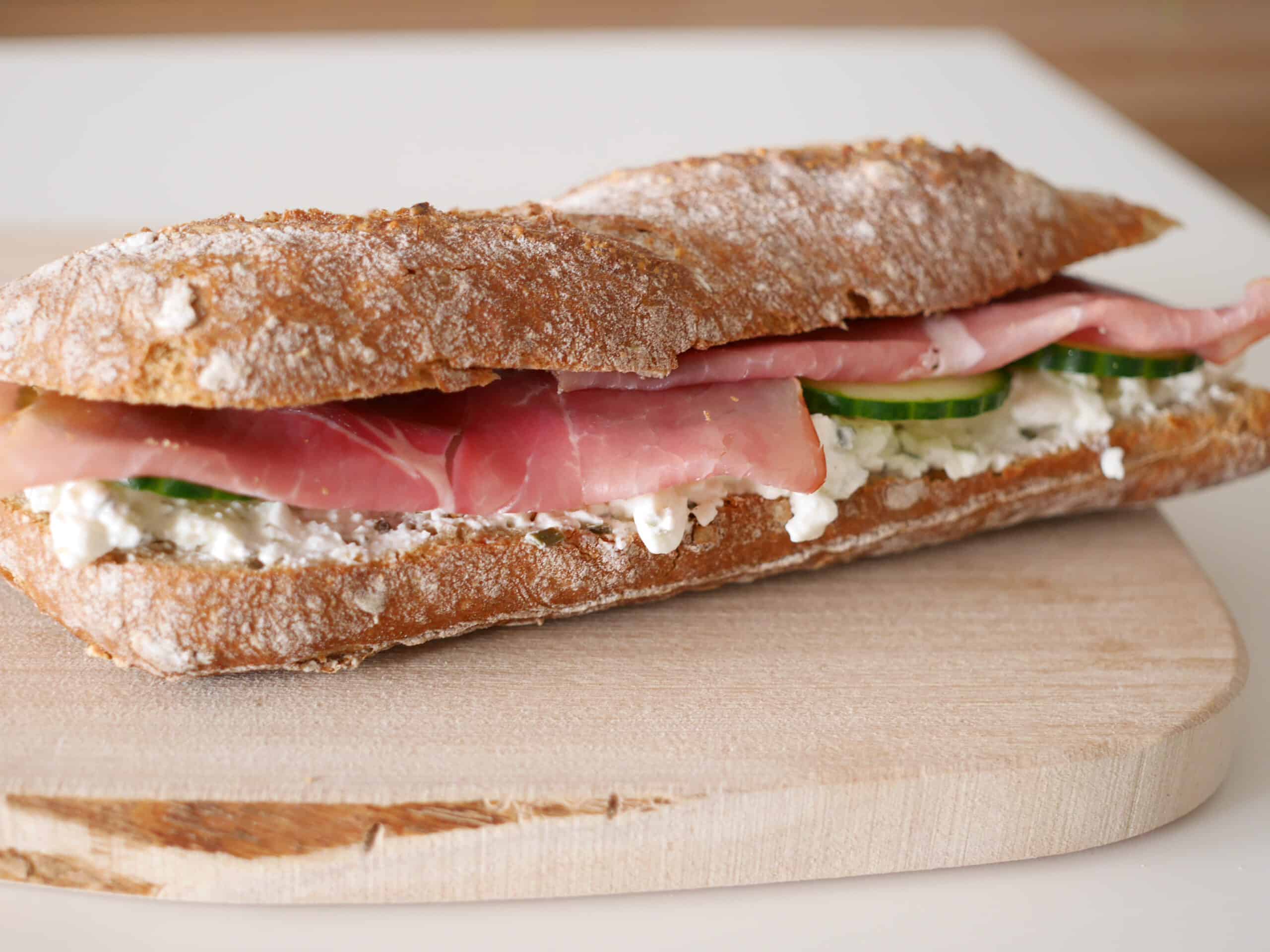 Broodje met rauwe ham en hüttenkäse | Foodaholic.nl