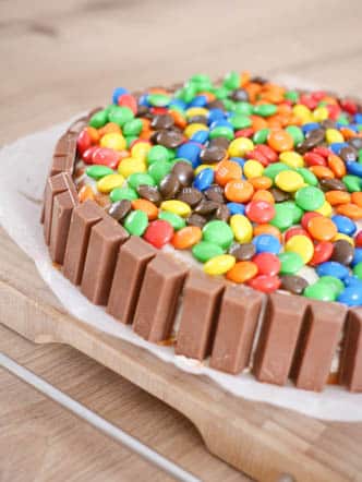 KitKat M&M taart | Foodaholic.nl
