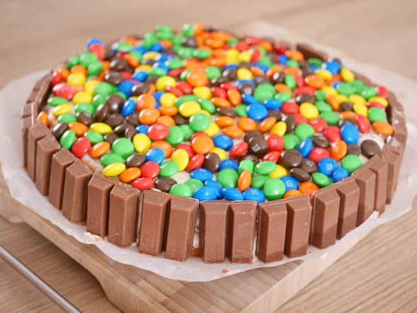 KitKat M&M taart | Foodaholic.nl