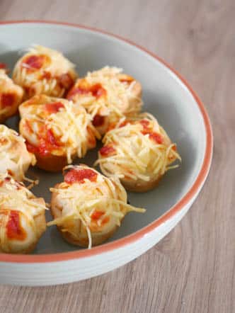 Mini pizza muffins met salami | Foodaholic.nl