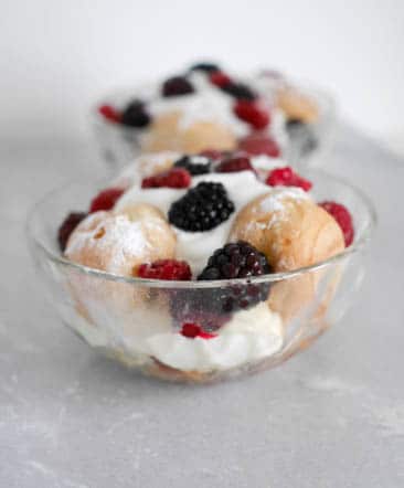 Toetje met cake, soesjes en fruit | Foodaholic.nl