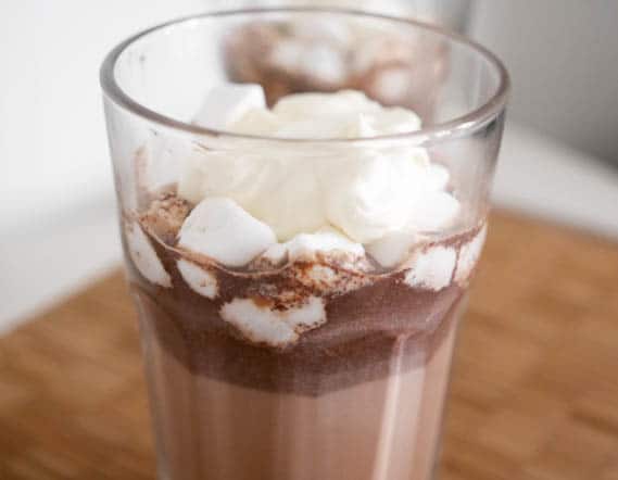 Warme chocolademelk met marshmallows | Foodaholic.nl