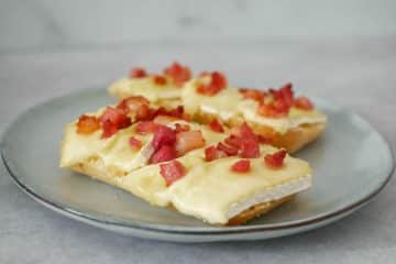 Broodje brie met spekjes en honing | Foodaholic.nl