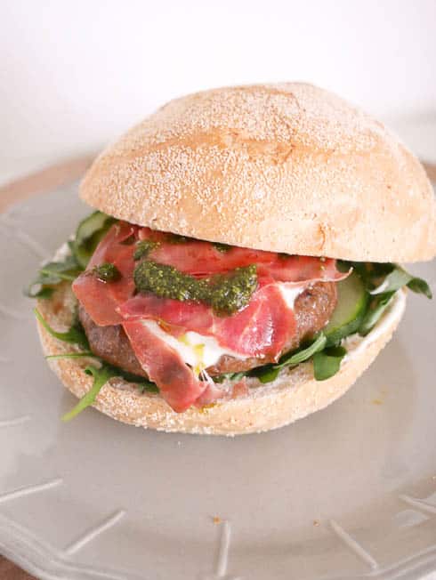 Burger met serranoham, mozzarella en pesto | Foodaholic.nl