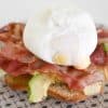 Brood met avocado, bacon en een gepocheerd ei | Foodaholic.nl