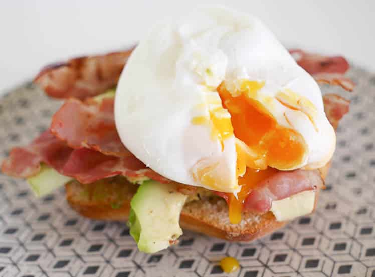 Brood met avocado, bacon en een gepocheerd ei | Foodaholic.nl
