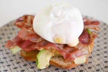 Brood met avocado, bacon en een gepocheerd ei | Foodaholic.nl