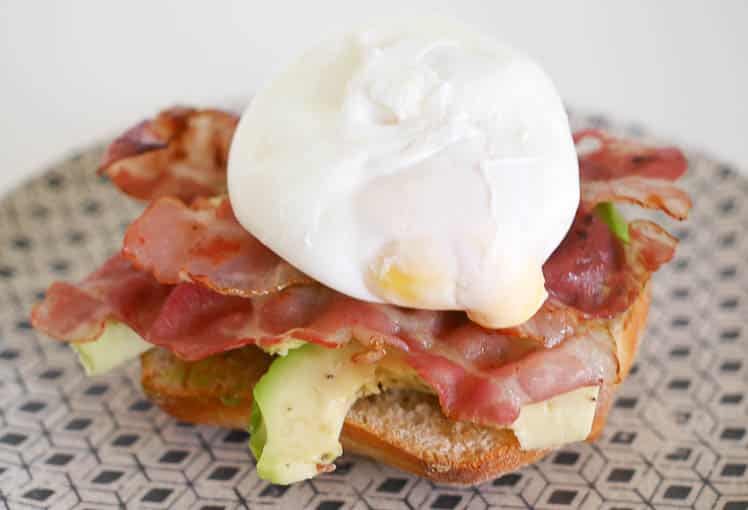 Brood met avocado, bacon en een gepocheerd ei | Foodaholic.nl