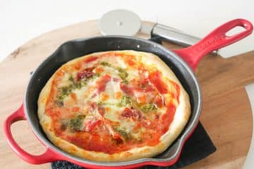 Panpizza met serranoham, mozzarella en pesto | Foodaholic.nl