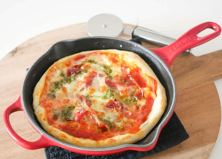 Panpizza met serranoham, mozzarella en pesto | Foodaholic.nl