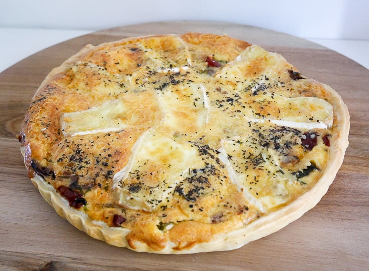 Quiche met brie, champignons en spekjes | Foodaholic.nl