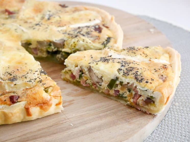 Quiche met brie, spekjes en champignons | Foodaholic.nl