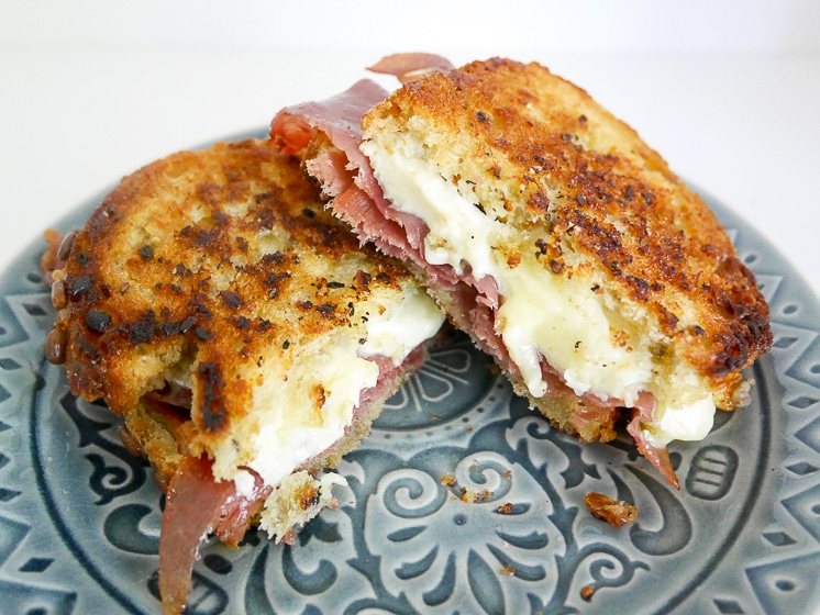 Pantosti met prosciutto en brie | Foodaholic.nl