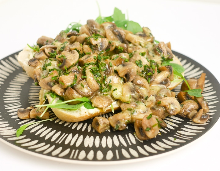 Broodje champignons met kaas | Foodaholic.nl