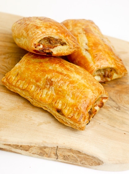 Saucijzenbroodjes met een Italiaanse twist | Foodaholic.nl