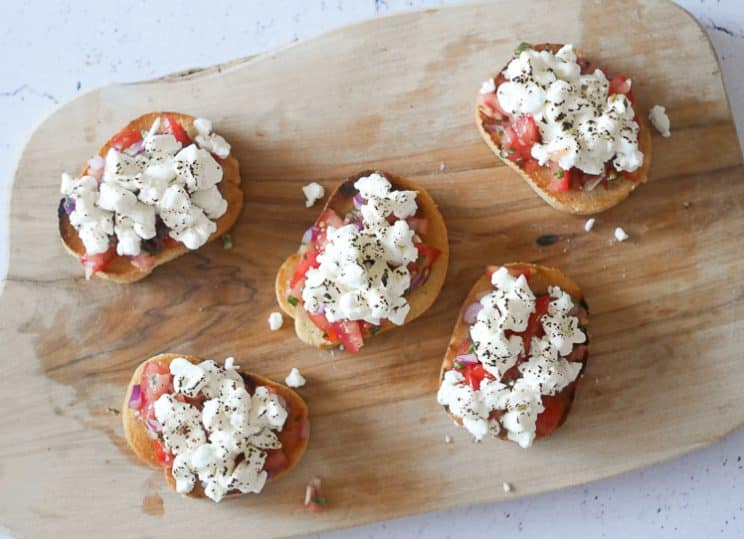 Crostini met tomatensalade en geitenkaas Foodaholic.nl