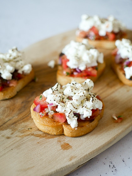 Crostini met tomatensalade en geitenkaas | Foodaholic.nl