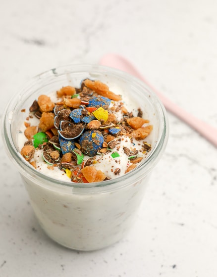 Zacht roomijs met stukjes M&M en karamel | foodaholic.nl