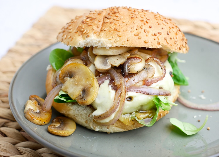 Broodje hamburger met oude kaas en truffelmayonaise | Foodaholic.nl