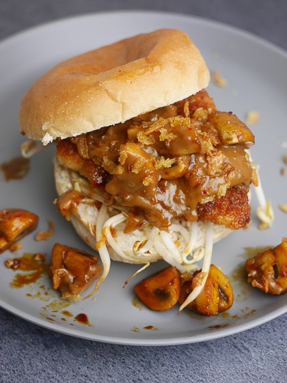Burger van gepaneerde kip met champignons, taugé en pindasaus | Foodaholic.nl