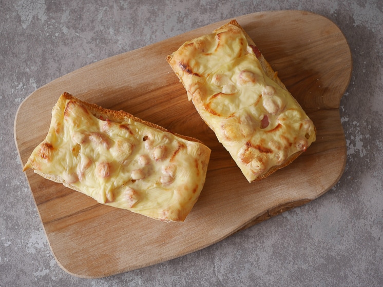 Broodje uit de oven met ham, kaas en ananas | Foodaholic.nl