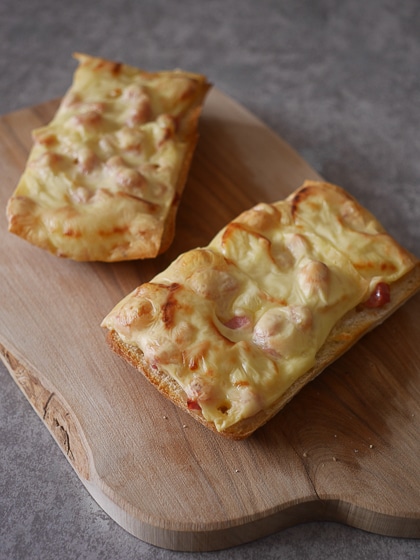 Broodje uit de oven met ham, kaas en ananas | Foodaholic.nl